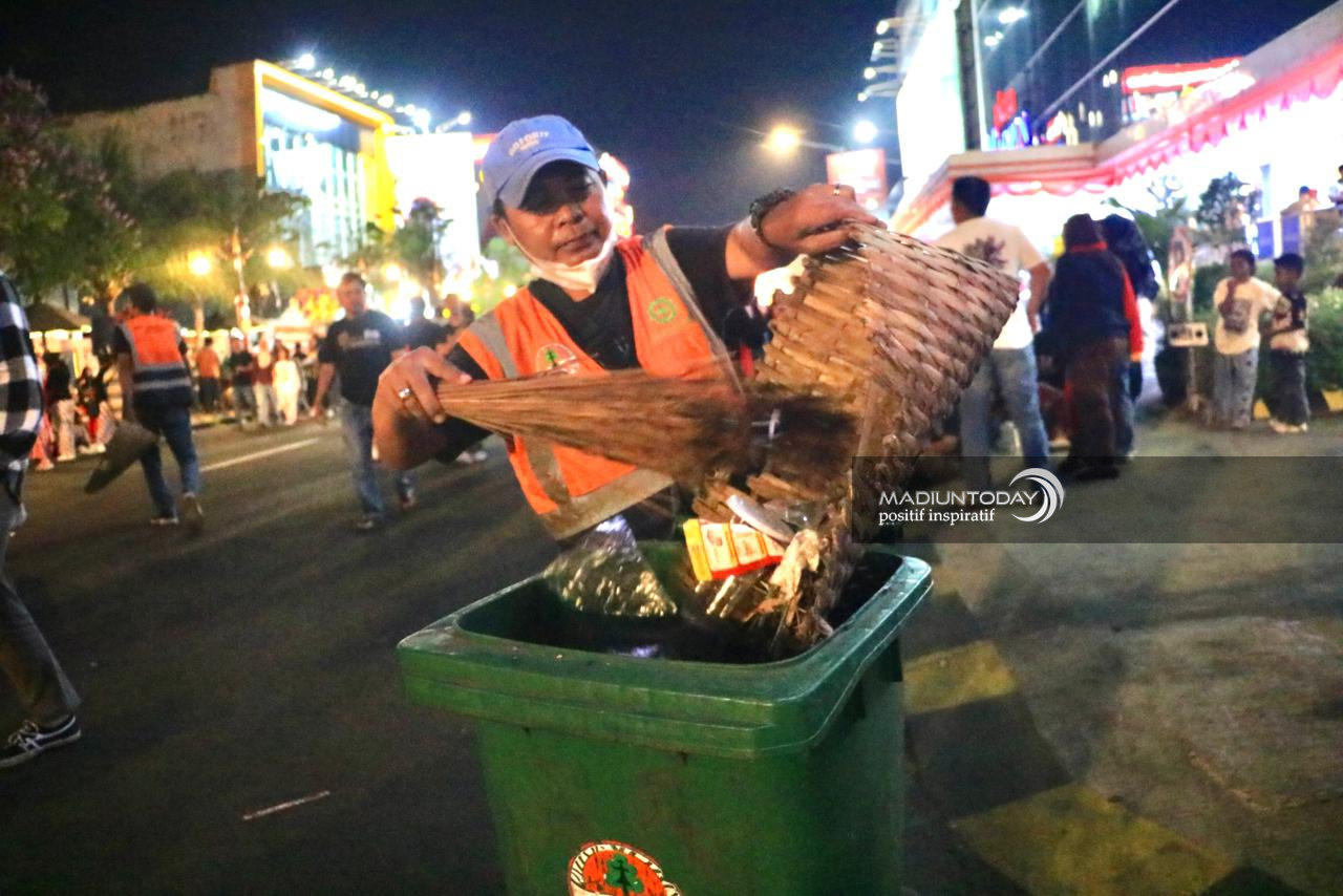 Foto 2 dari 15: Euforia Madiun Menari Berakhir, Petugas Kebersihan Pastikan Jalan Pahlawan Kembali Bersih