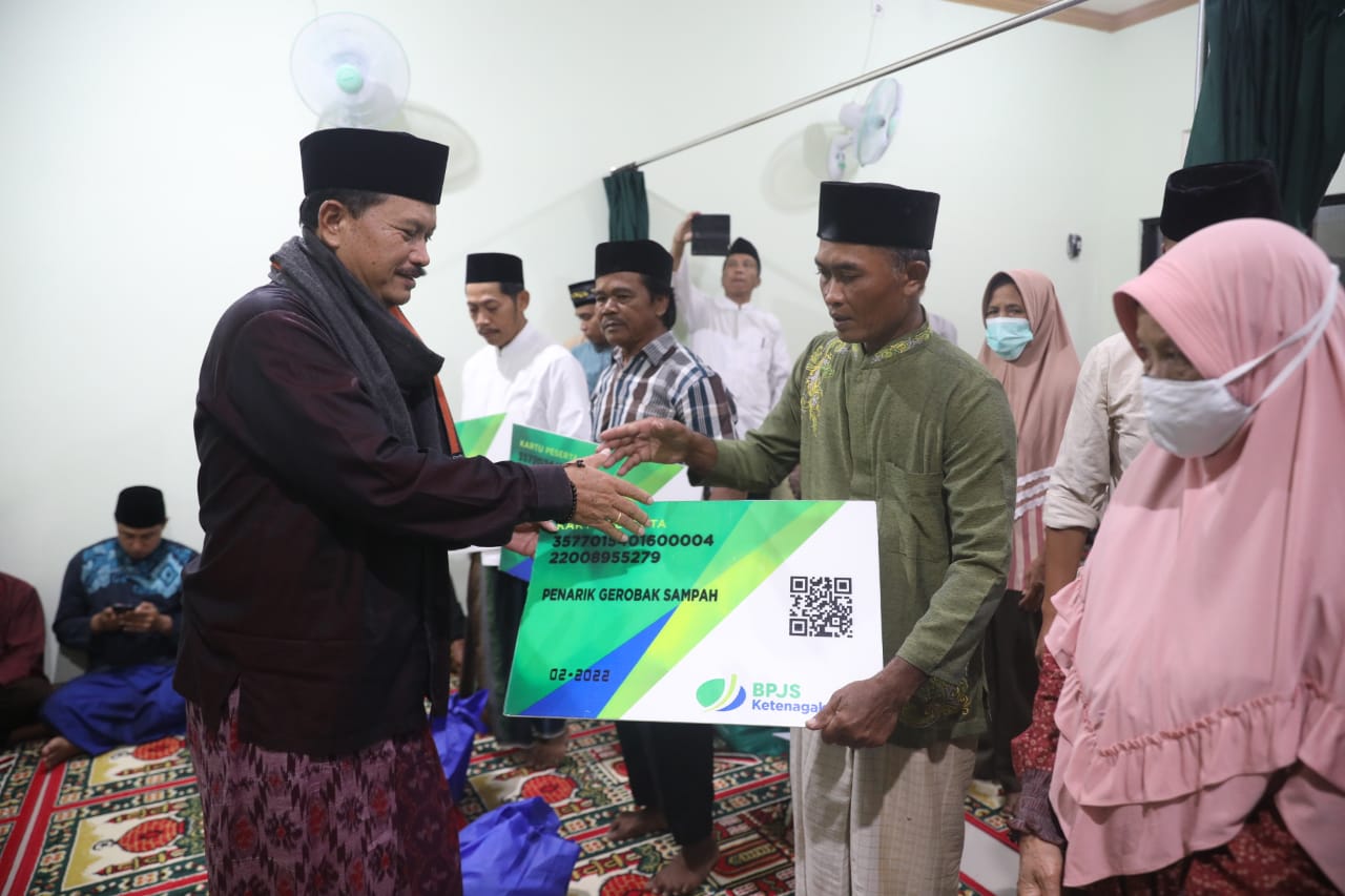 Foto 5 dari 11: Salat Isya di Mushala Al-Ikhlas Ngegong, Wali Kota Sampaikan Program Pembangunan