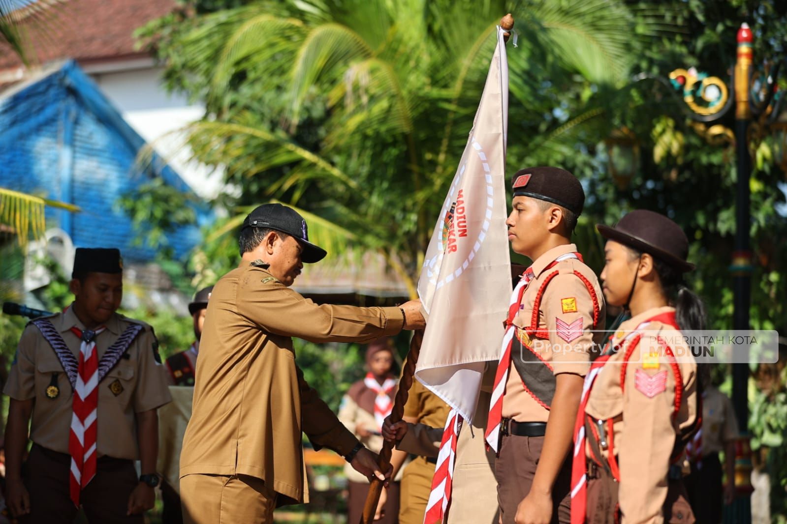 Foto 3 dari 9: Berangkatkan Kontingen Jambore, Wali Kota Pesan Jaga Nama Baik Kota Pendekar