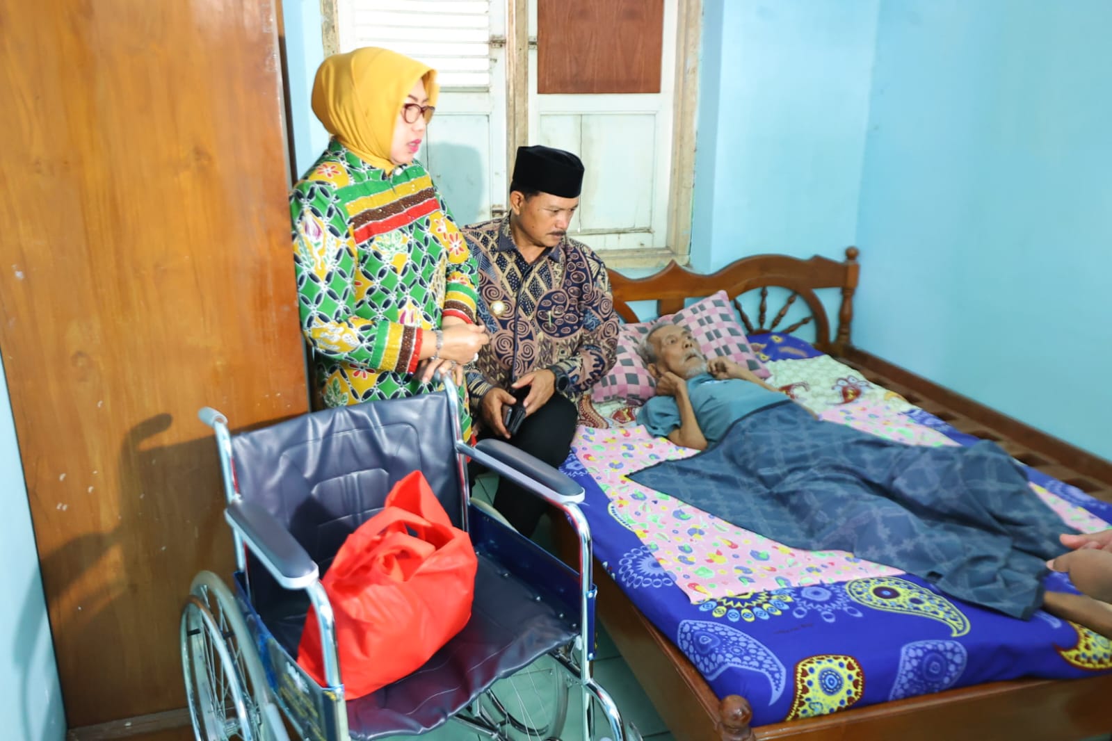 Foto 1 dari 5: Salurkan Bantuan Kursi Roda, Wali Kota: Kita Bantu Sempurnakan Kehidupan Lansia