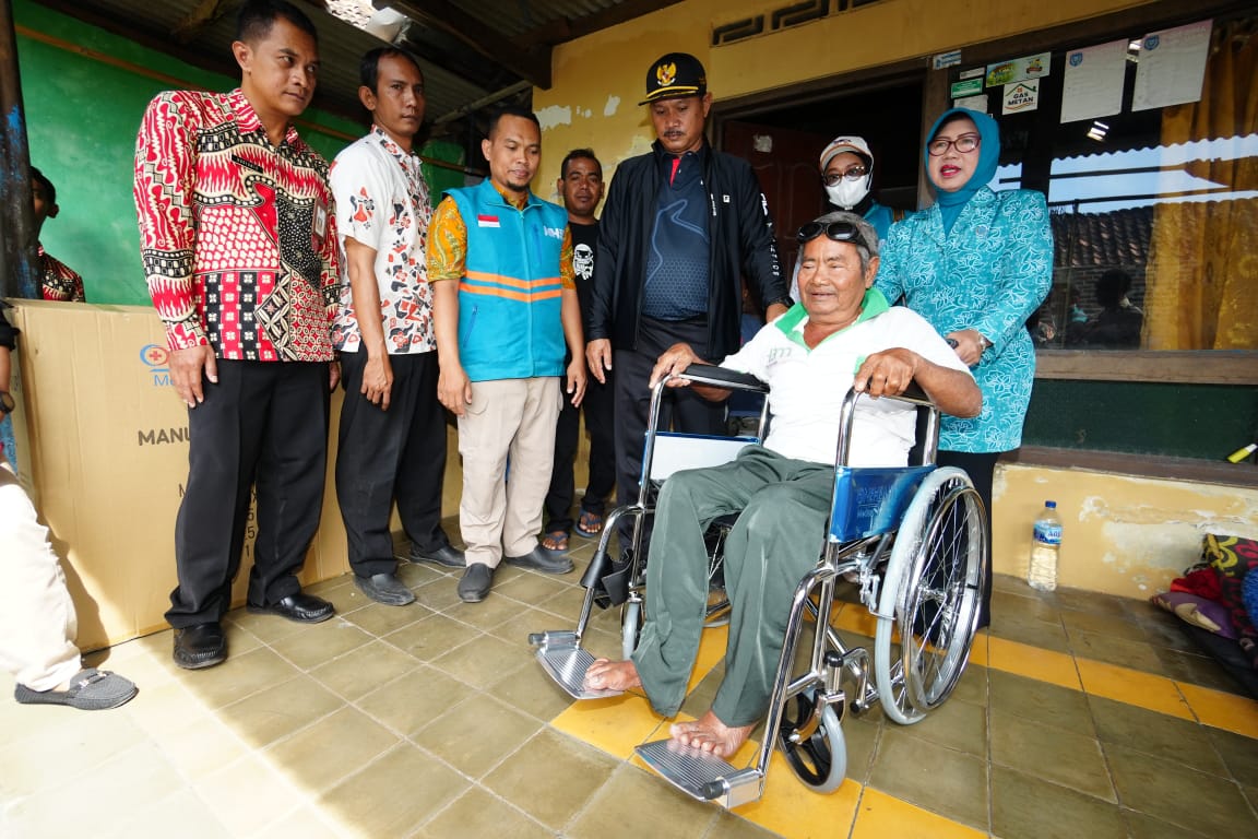 Foto 4 dari 7: Tiga Tahun Ngebrok, Miasih Senang Ibunya Dapat Bantuan Kursi Roda Dari Wali Kota