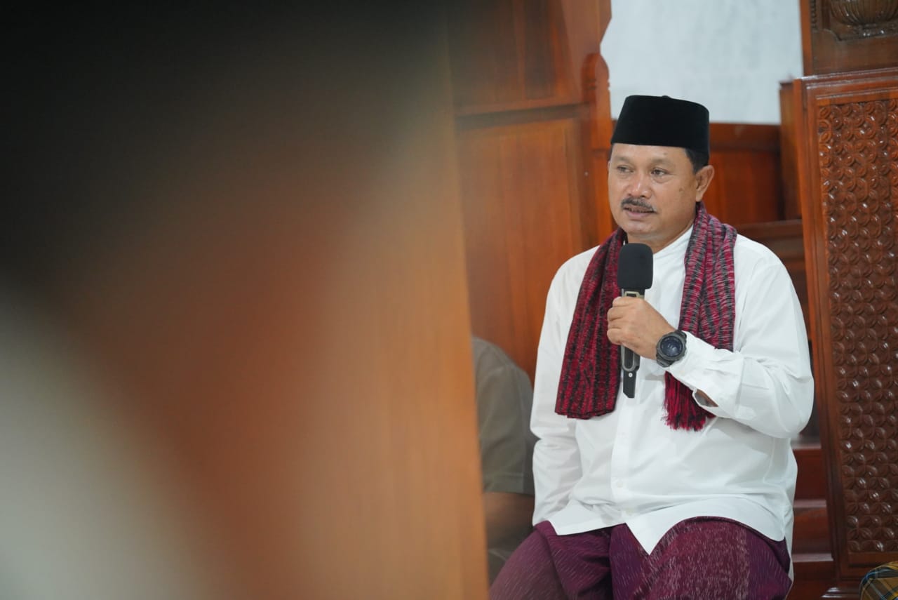 Salat Isya di Masjid Al Mubarok, Wali Kota Bagikan Bibit Tanaman untuk Kemandirian Pangan