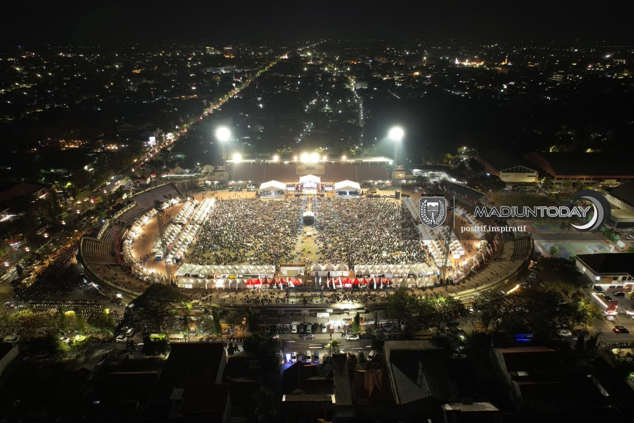 Foto 28 dari 29: Belasan Ribu Jamaah Larut dalam Pengajian Gus Iqdam, Pesan Amanah Menggema di Stadion Wilis