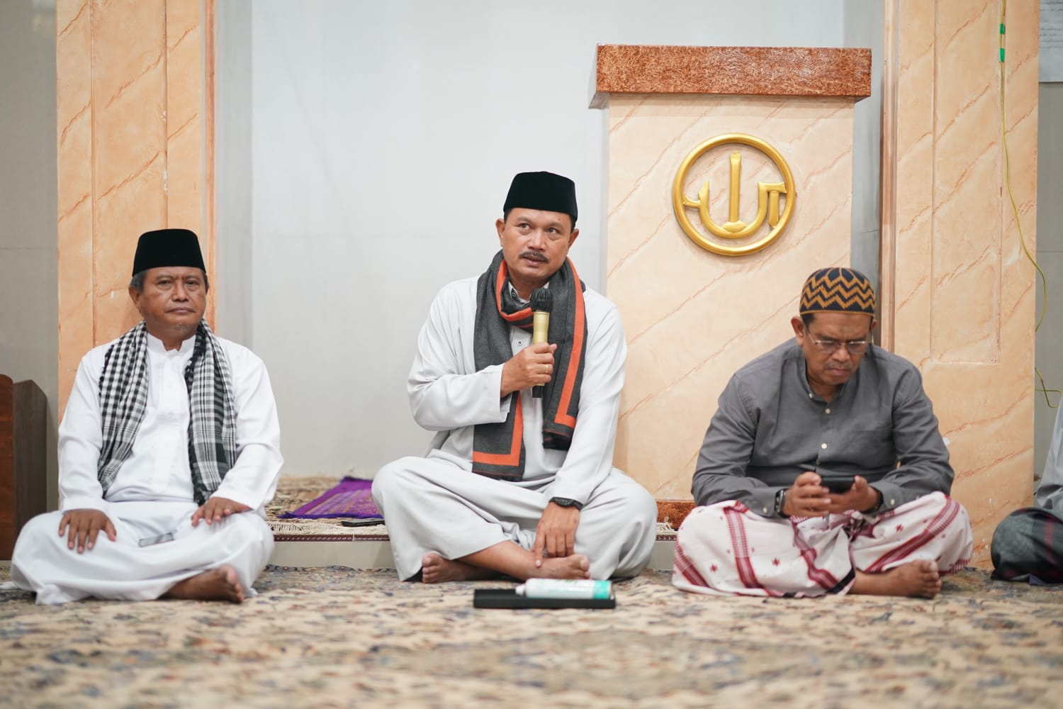 Foto 5 dari 10: Salat Isya di Masjid Al-Furqon, Wali Kota Belanja Masalah Langsung dari Jamaah