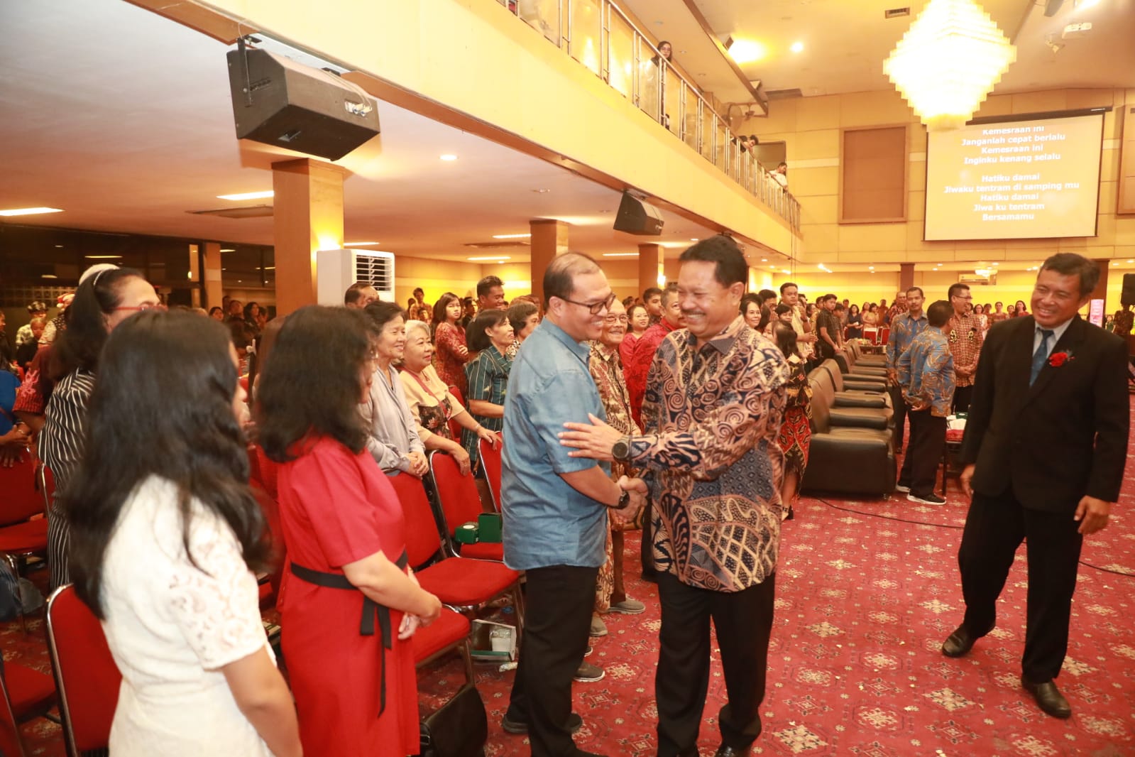 Foto 12 dari 12: Hadiri Perayaan Natal Warga GKJW Madiun, Wali Kota Harap Perayaan Natal Bawa Pesan Kedamaian