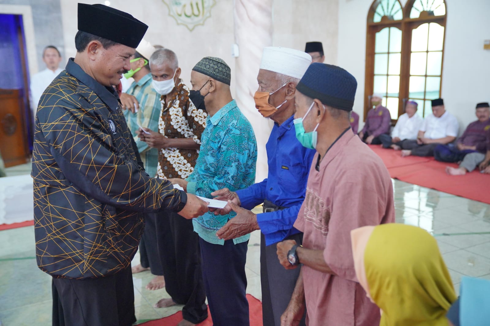 Foto 5 dari 10: Wali Kota Salurkan Tali Asih hingga Tawarkan Mabour untuk Ibu-Ibu Pengajian