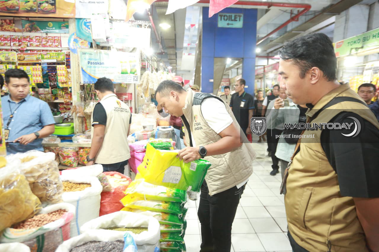 Foto 5 dari 10: Stok SPHP Aman, Bapanas Sidak Ketersediaan dan Harga Beras di Pasar Besar Madiun