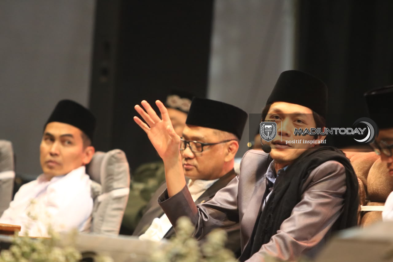 Foto 1 dari 29: Belasan Ribu Jamaah Larut dalam Pengajian Gus Iqdam, Pesan Amanah Menggema di Stadion Wilis