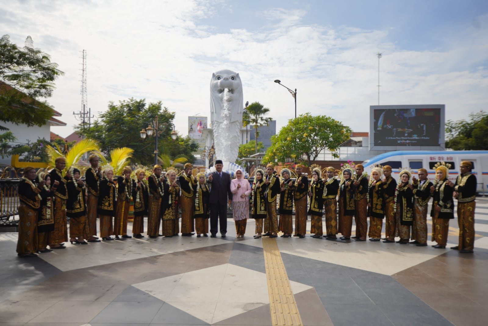 Foto 2 dari 3: Sah! Di Depan Ka'bah, 18 Pasangan Resmi Dinikahkan Wali Kota Hari Ini