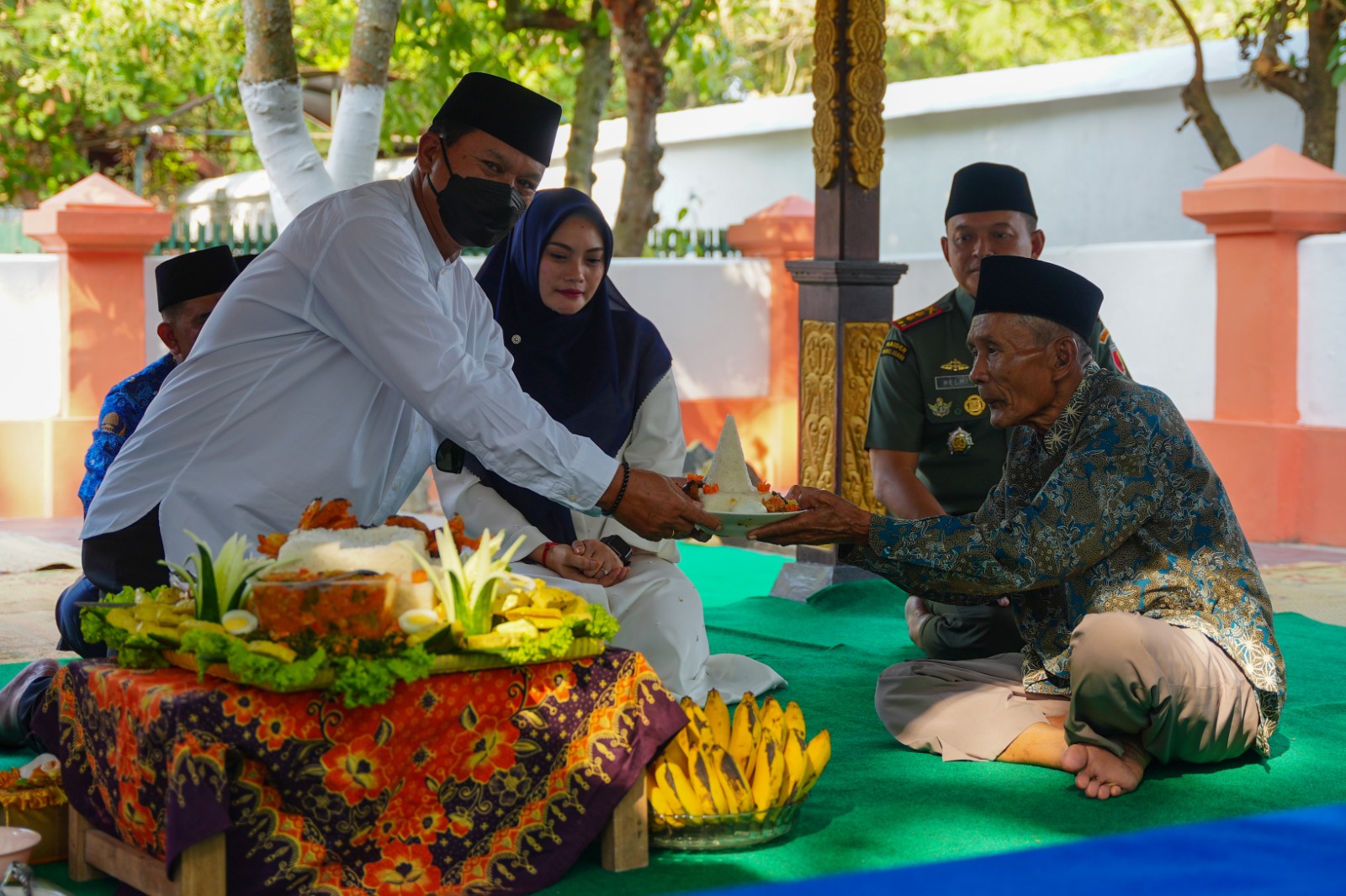 Foto 2 dari 5: Jelang Hari Jadi, Wali Kota Ziarah Makam Leluhur Kota Madiun