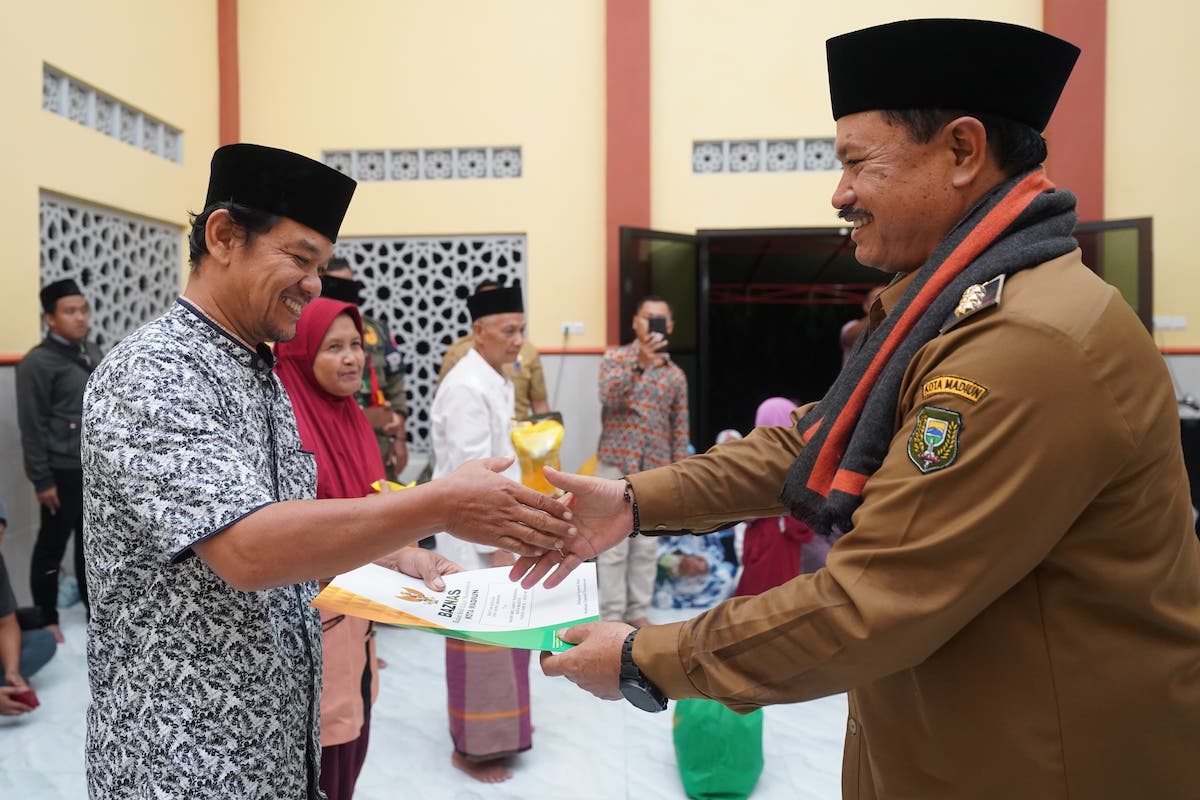 Foto 4 dari 9: Shalat Magrib di Masjid Diniyah Nurul Iman, Wali Kota Beri Santunan Hingga Sosialisasikan Pembangunan
