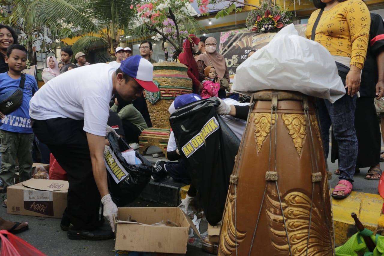 Foto 4 dari 6: Ada Aksi Pungut Sampah Bersama 105 Pelajar Dalam Peringatan Hari Jadi, Wali Kota Beri Apresiasi