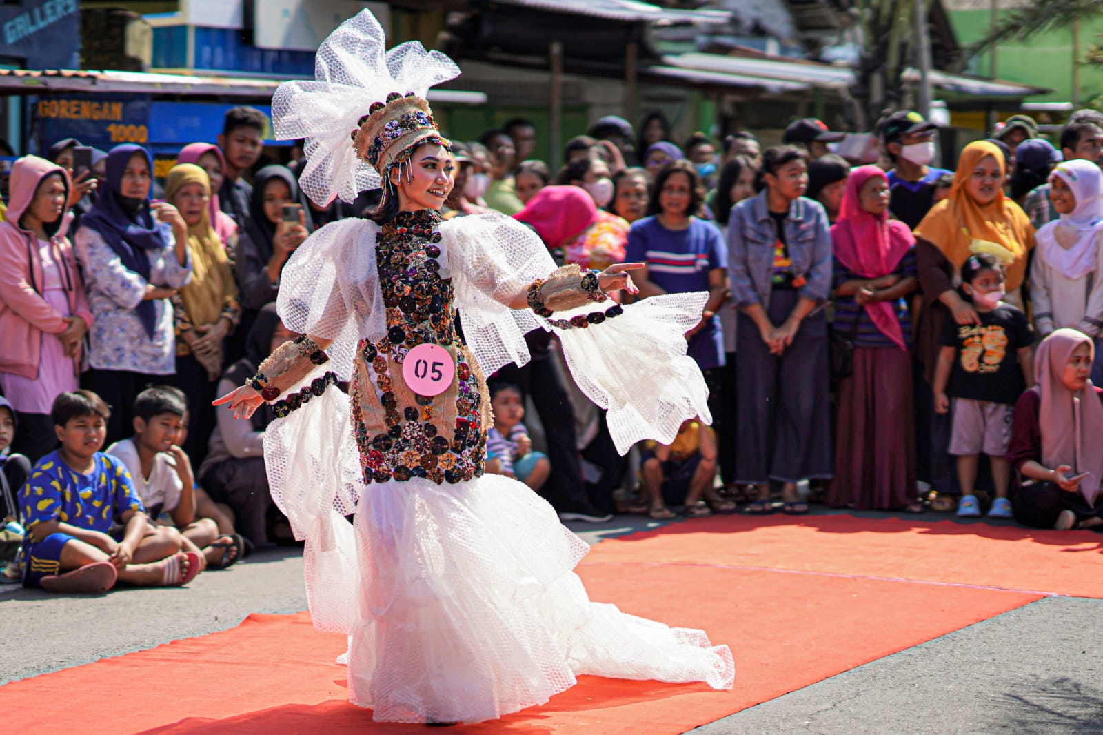 Foto 7 dari 9: Kreatif Manfaatkan Limbah, Kelurahan Nambangan Lor Gelar Lomba Kostum Carnival Daur Ulang