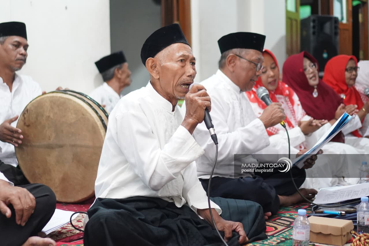 Foto 3 dari 33: Kesenian Klasik Gembrungan Hidupkan Malam Manggulan Grebeg Maulud Kota Pendekar