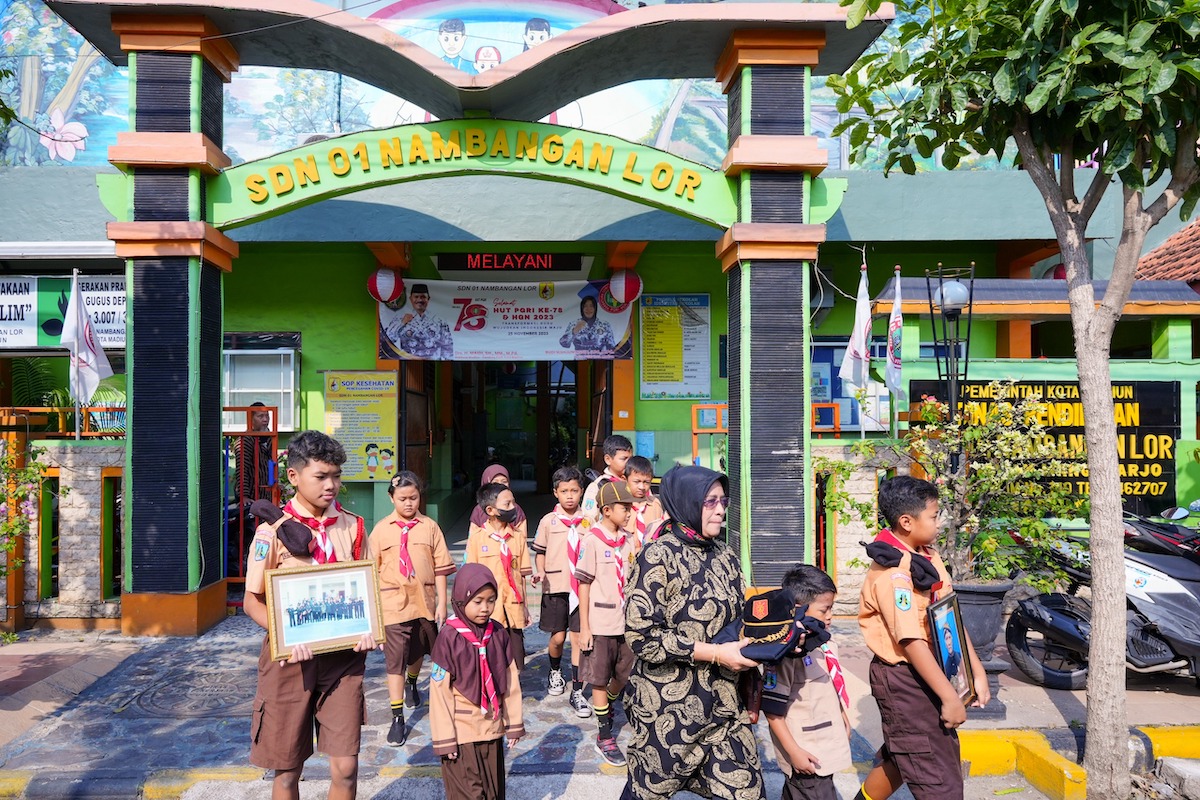 Foto 3 dari 6: Jelang Hari Pahlawan, Siswa SDN 01 Nambangan Lor Ziarah Makam Pejuang Di Pemakaman Umum