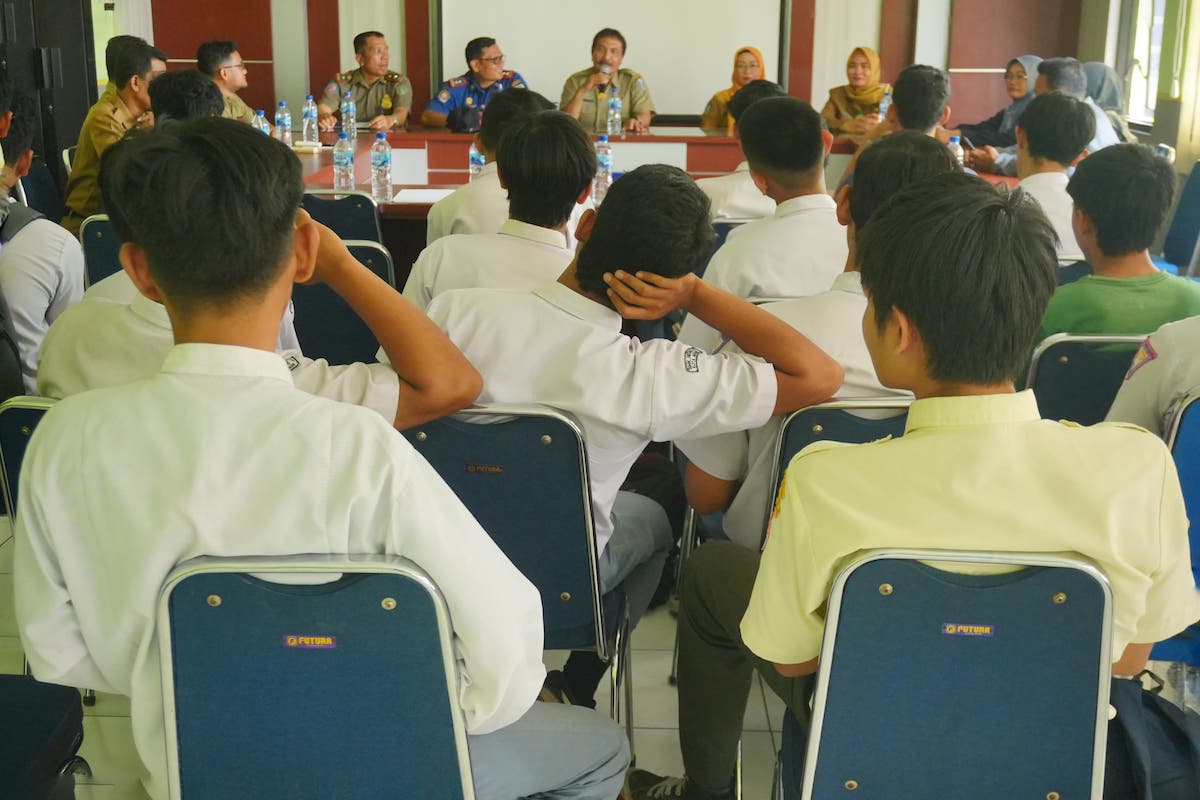 Foto 8 dari 9: Razia Gabungan, Petugas Dapati 20 Pelajar Bolos Sekolah