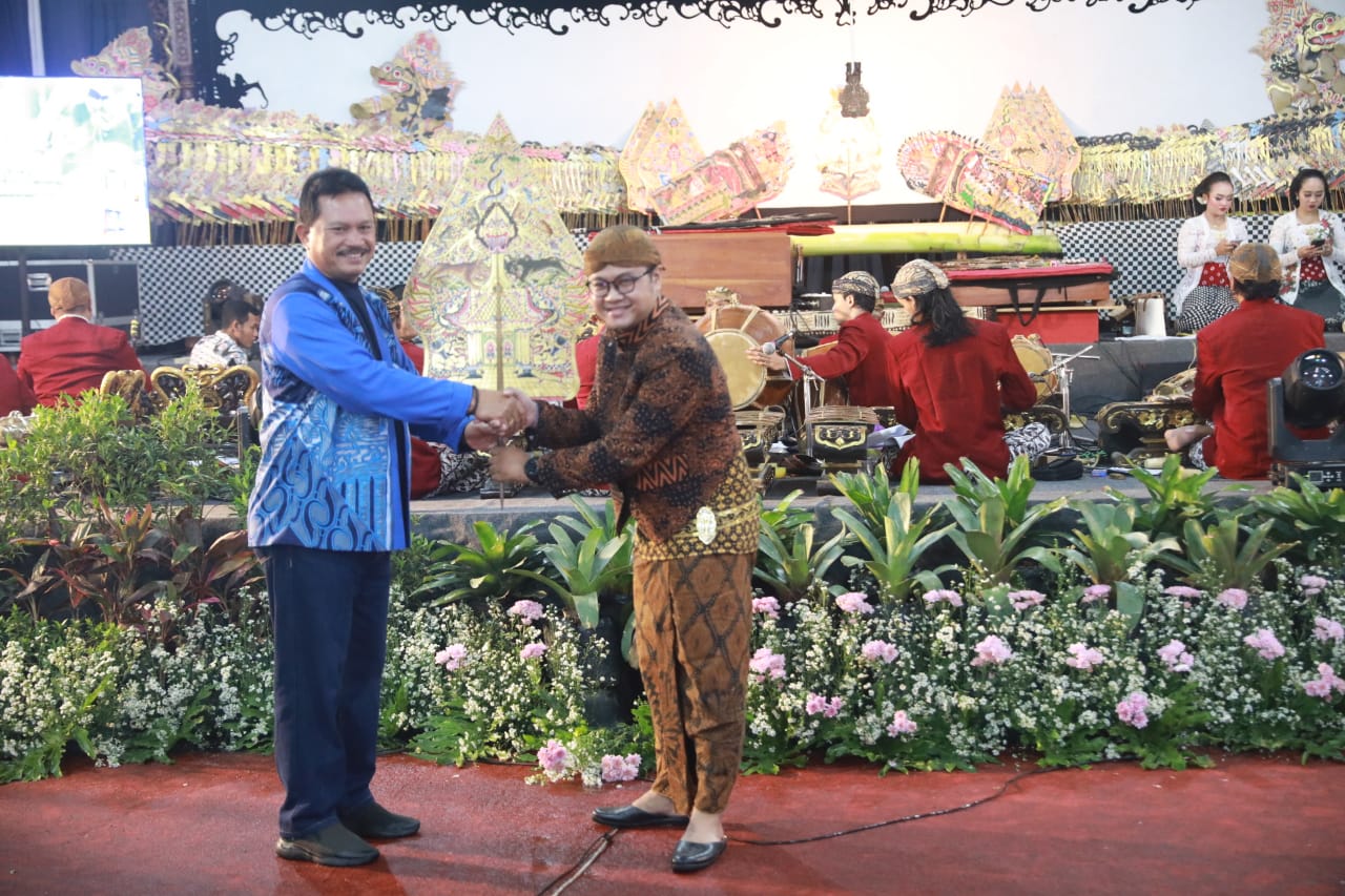 Foto 2 dari 8: Gebyar Akhir Tahun, Pemkot Gelar Pementasan Wayang Di Halaman Balai Kota Madiun