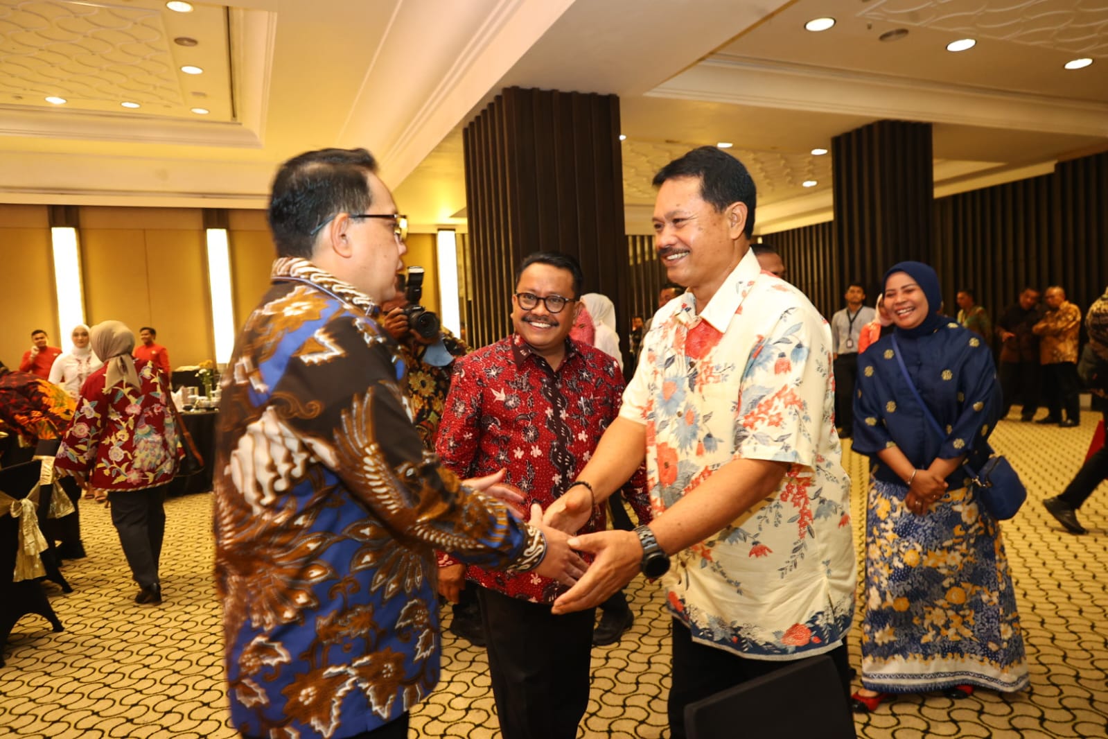 Foto 6 dari 9: Bersama Wagub Emil Dardak, Wali Kota Madiun Hadiri Gala Dinner RUPS Bank Jatim