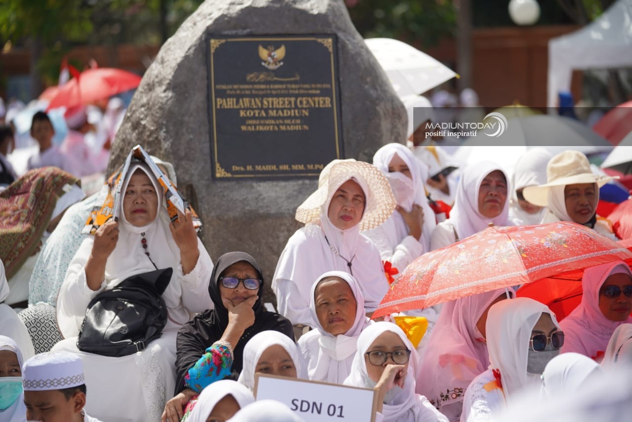 Foto 3 dari 11: Jalan Pahlawan Memutih, Ada 20 Ribu Lebih Jamaah Hadiri Pengajian Akbar Peringatan Hari Santri