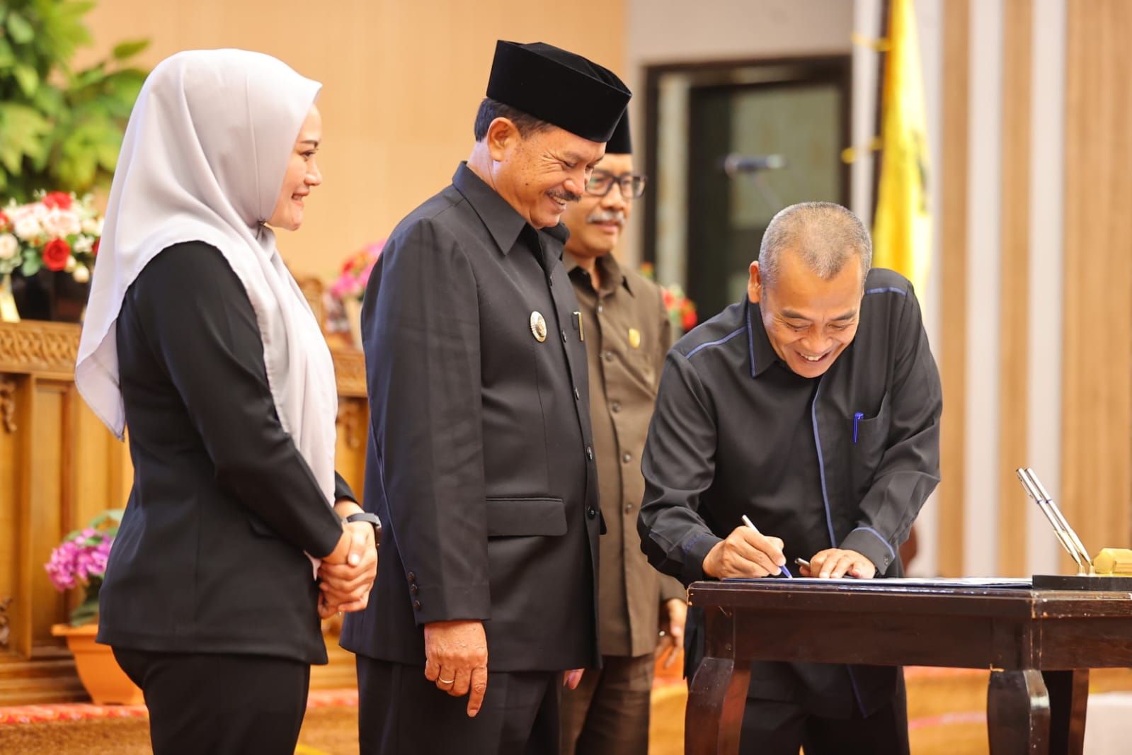Foto 4 dari 8: Rapat Paripurna Lagi, Eksekutif-Legislatif Setujui Dua Raperda Sekaligus