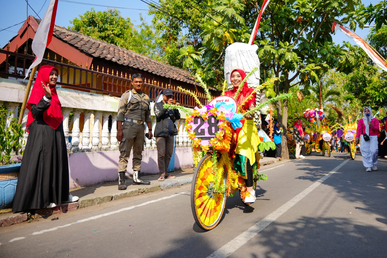 Foto 5 dari 9: Bertabur Kreasi Warga Lewat Blooming Carnival Kelurahan Banjarejo