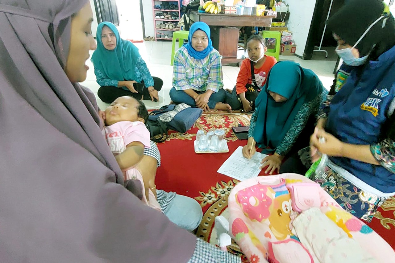 Foto 3 dari 4: Tekan Stunting, Petugas Jemput Bola Lakukan Pemeriksaan Tumbuh Kembang Bayi Baru Lahir