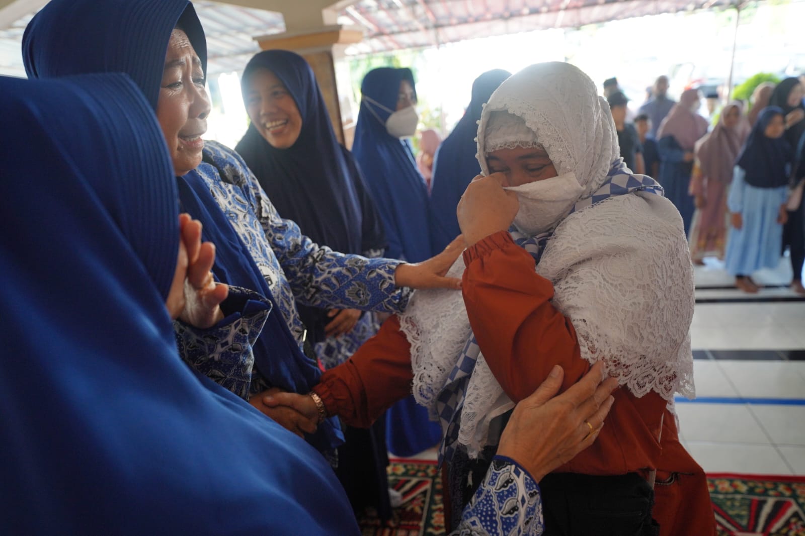 Foto 10 dari 10: 19 Jamaah Haji Tahap Dua Tiba, Wali Kota Sambut Kepulangan di Masjid Azzahra