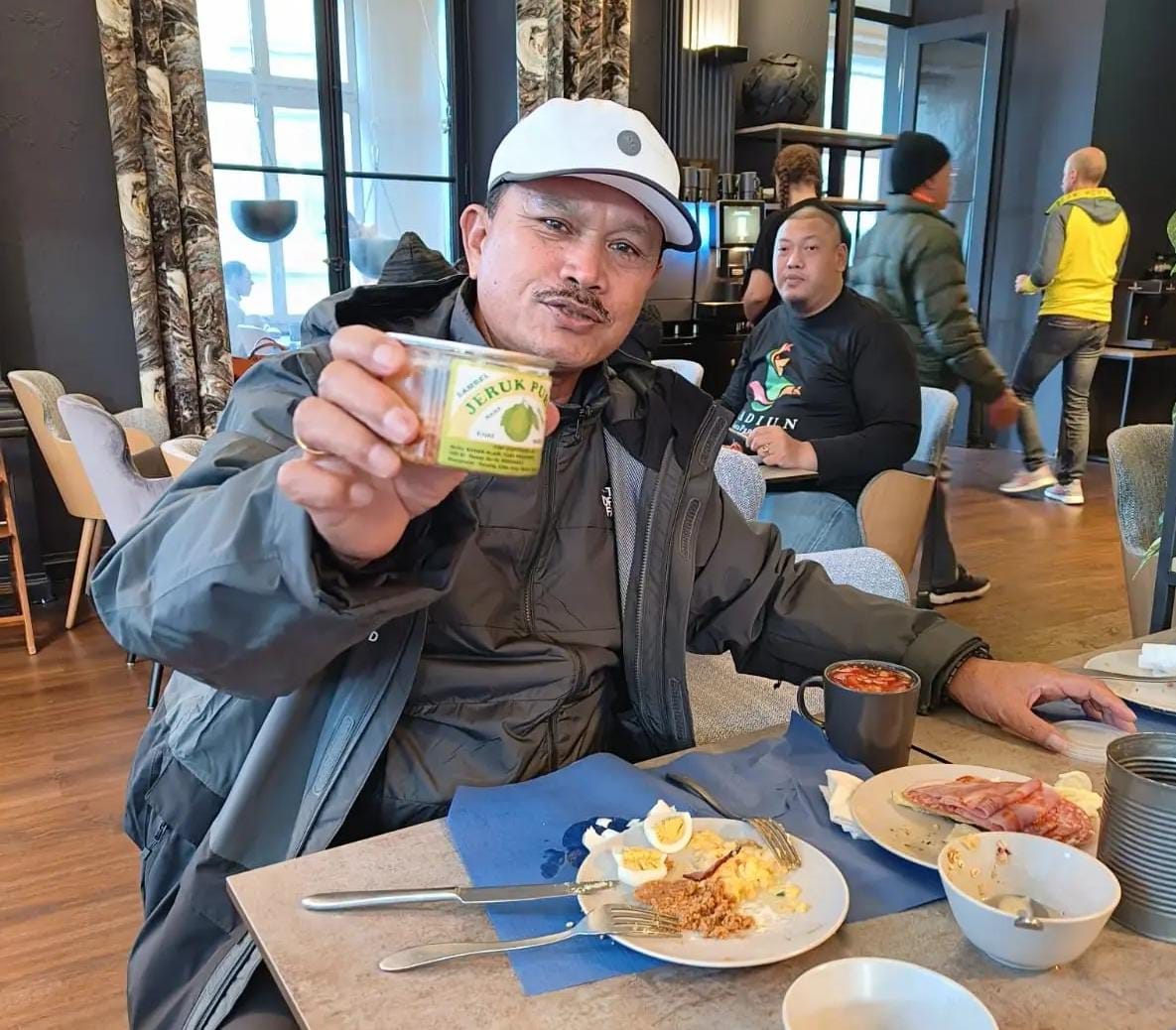 Foto utama berita: Biarpun di Swiss, Wali Kota Maidi Sarapan Tetap Pakai Sambal Pecel