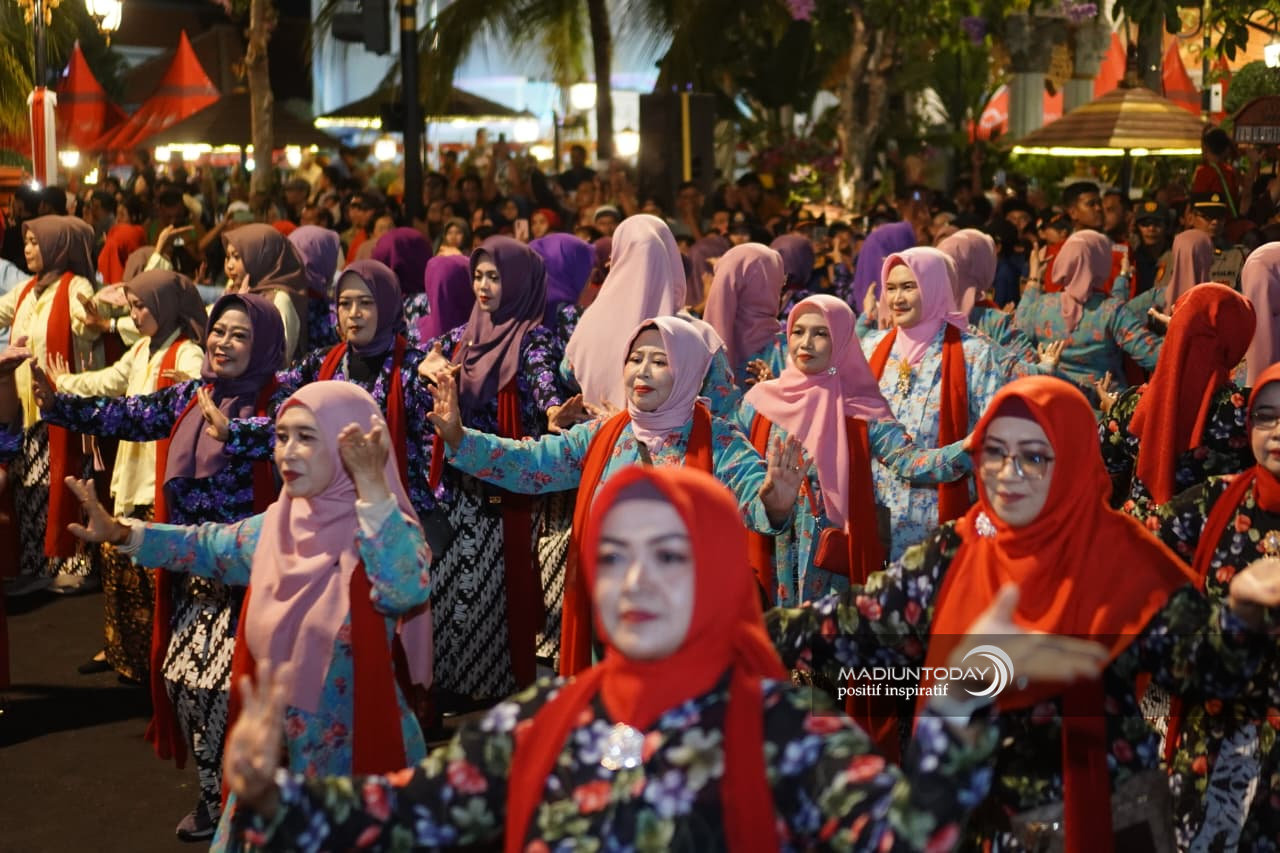 Foto 17 dari 29: 5.000 Peserta Madiun Menari Ukir Sejarah Kota, Sekaligus Jadi Bukti Cinta Masyarakat Untuk Daerahnya