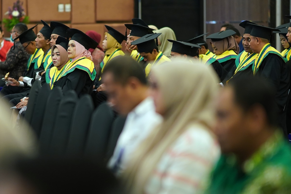 Foto 9 dari 9: Hadiri Wisuda UMMAD Madiun, Wali Kota Harap Ilmu yang Didapat Bermanfaat