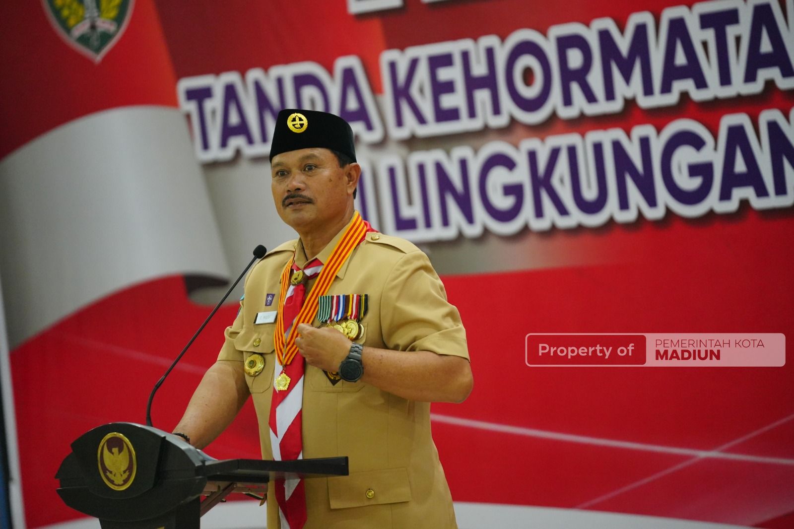 Foto 1 dari 8: 326 ASN Pemkot Madiun Raih Tanda Kehormatan Satyalancana Karya Satya, 78 Di antaranya Sudah Mengabdi 30 Tahun Lamanya