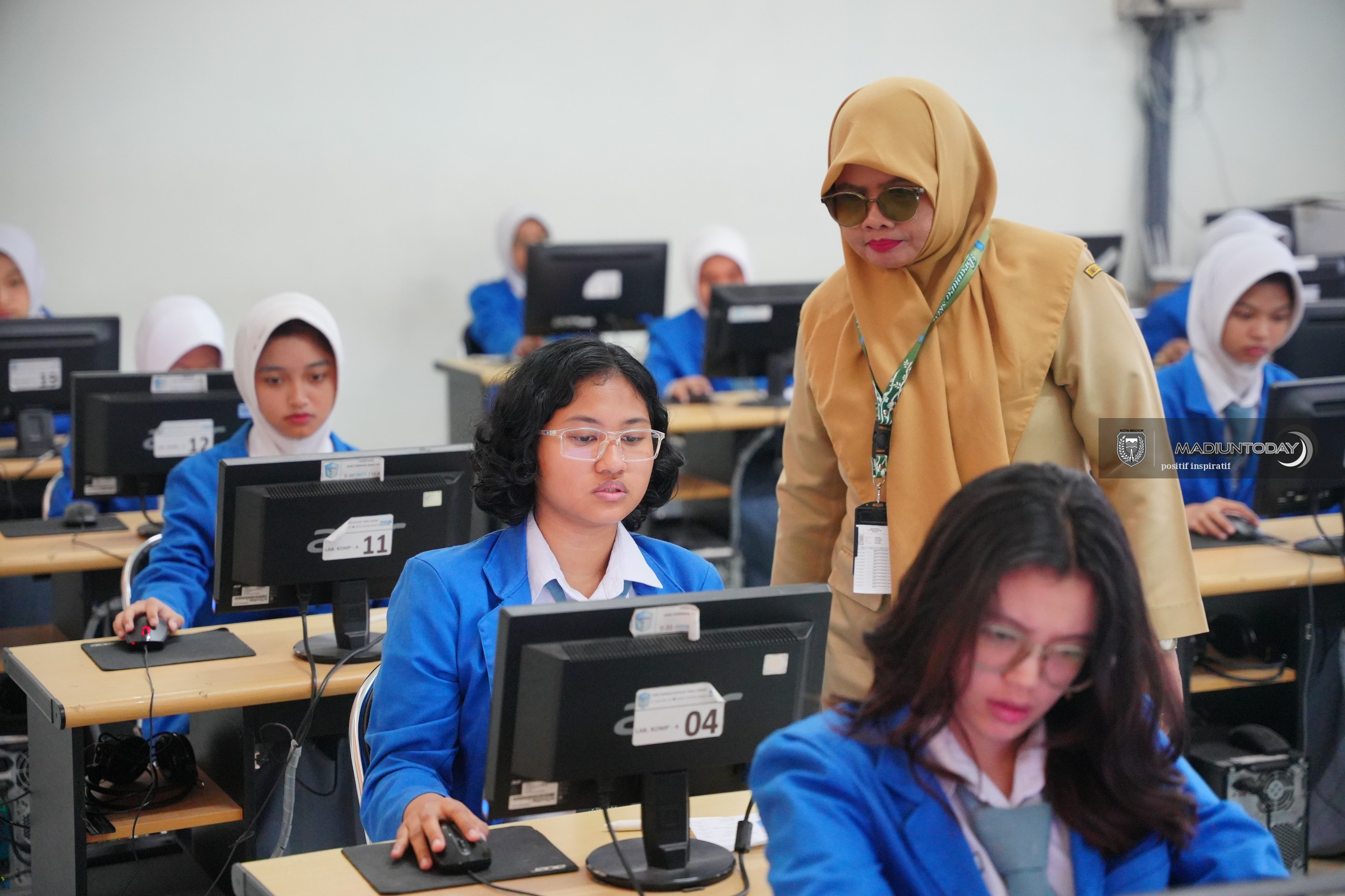 Foto 3 dari 6: Ribuan Siswa SMA/SMK Kota Madiun Ikuti TKA, Ujian Berjalan Lancar Meski Sempat Terkendala Sistem