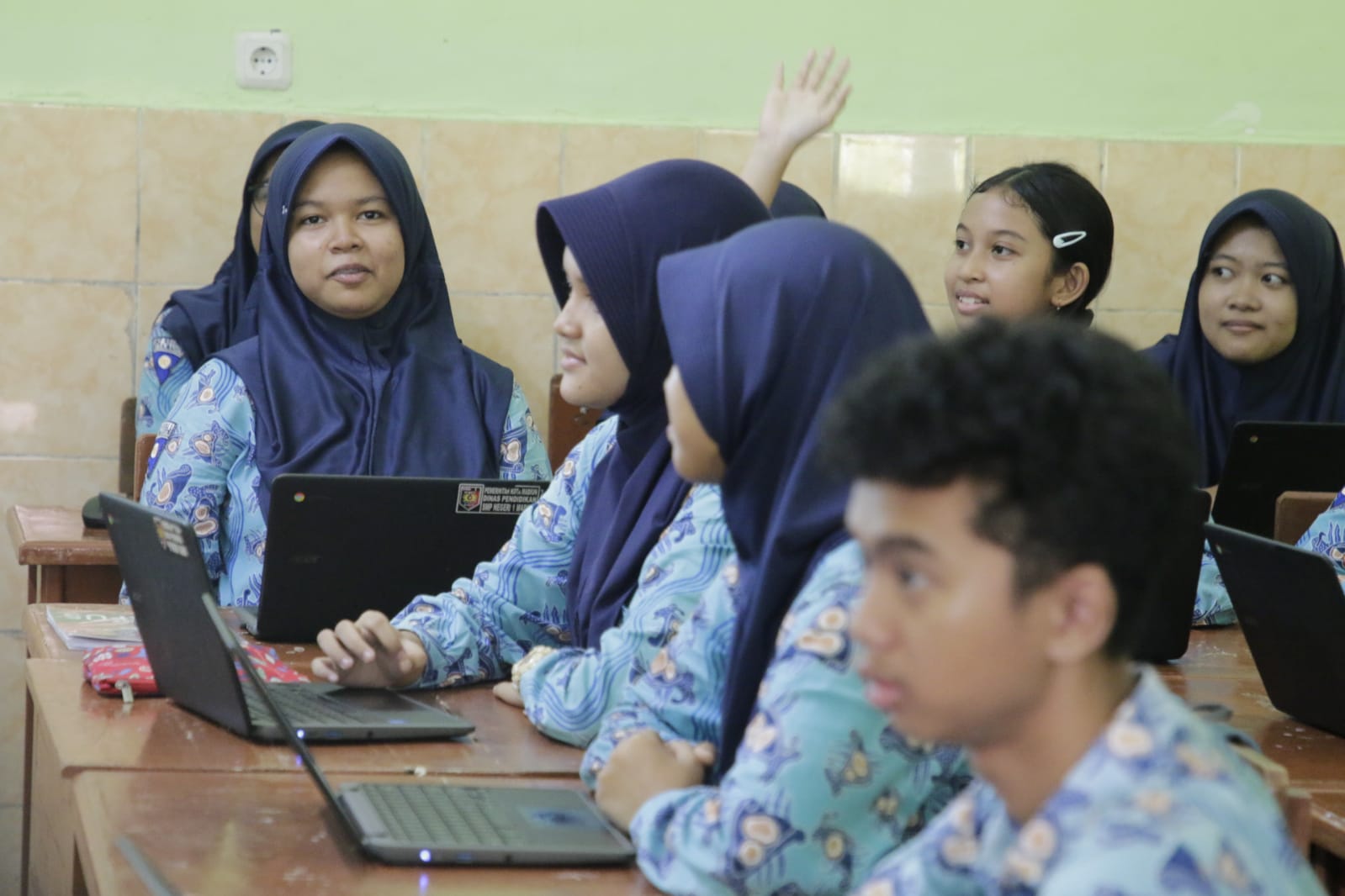 Foto 7 dari 12: Belajar Penerapan Chromebook, Pj Bupati dan Puluhan Kepala Sekolah se-Kabupaten Sinjai, Studi Banding ke Kota Madiun