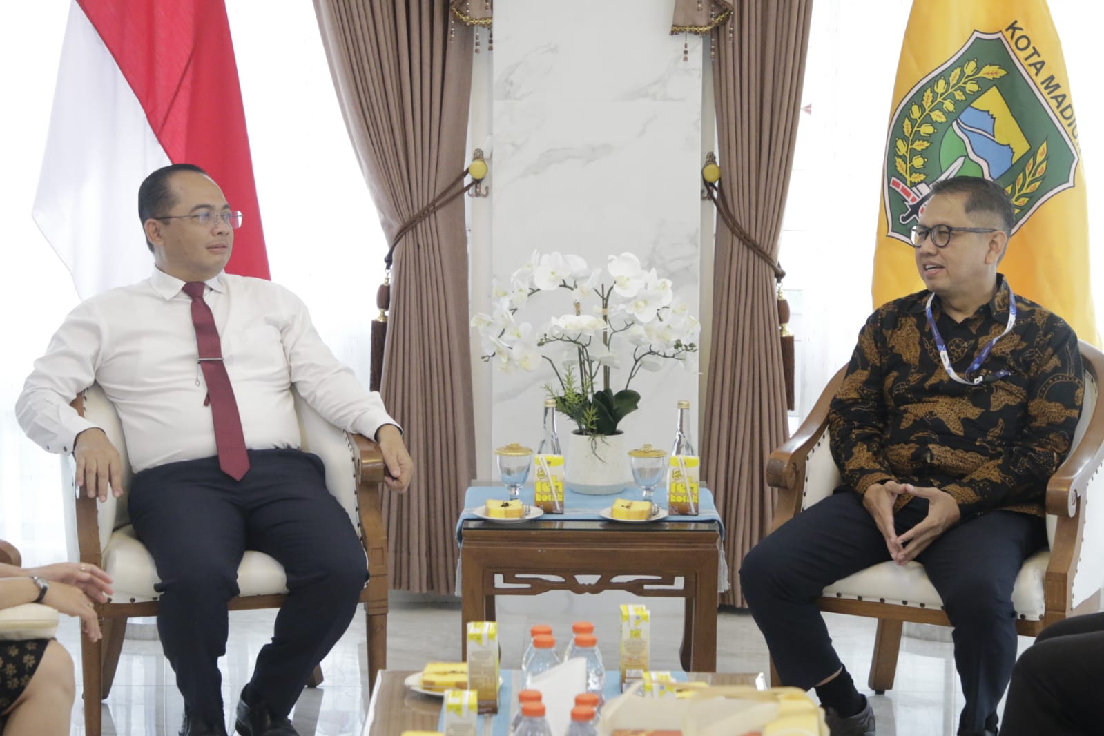 Foto 3 dari 12: Pj. Wali Kota Madiun Terima Audiensi dari NPCI dan Mercure Hotel, Bicarakan Prestasi Hingga Jalin Sinergi