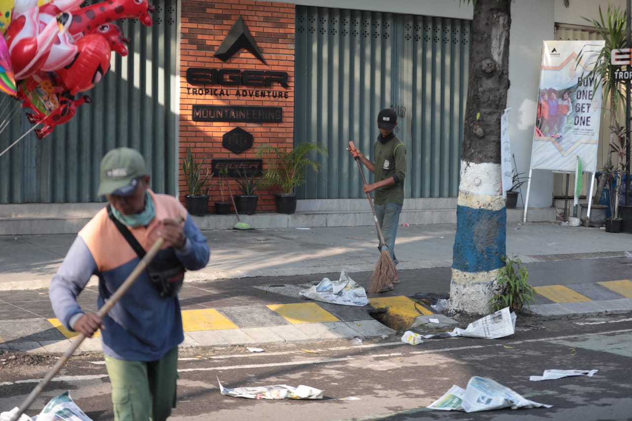 Foto 5 dari 8: Tak Kenal Libur, Petugas Kebersihan DLH Bersihkan Sampah Pasca Salat Ied