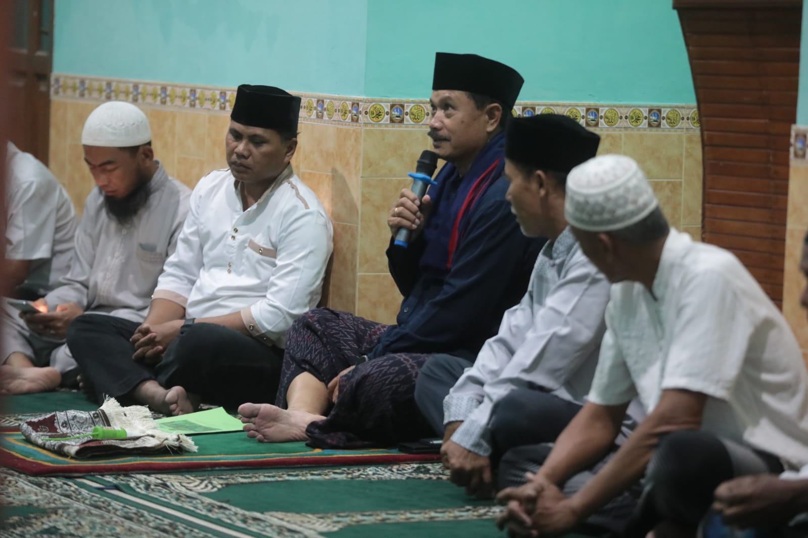 Foto 3 dari 8: Shalat Magrib di Masjid Al Iman, Wali Kota Beri Santunan Hingga Bantuan untuk Pavingisasi