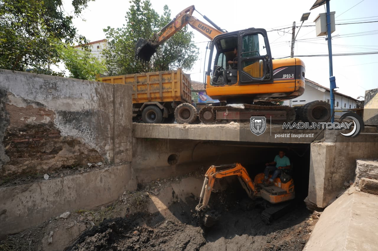 Foto 1 dari 4: Muncul Saat WBR dengan Deadline 30 Hari, Pengerukan Sedimen Sungai Terate Barat Sudah 78 Persen