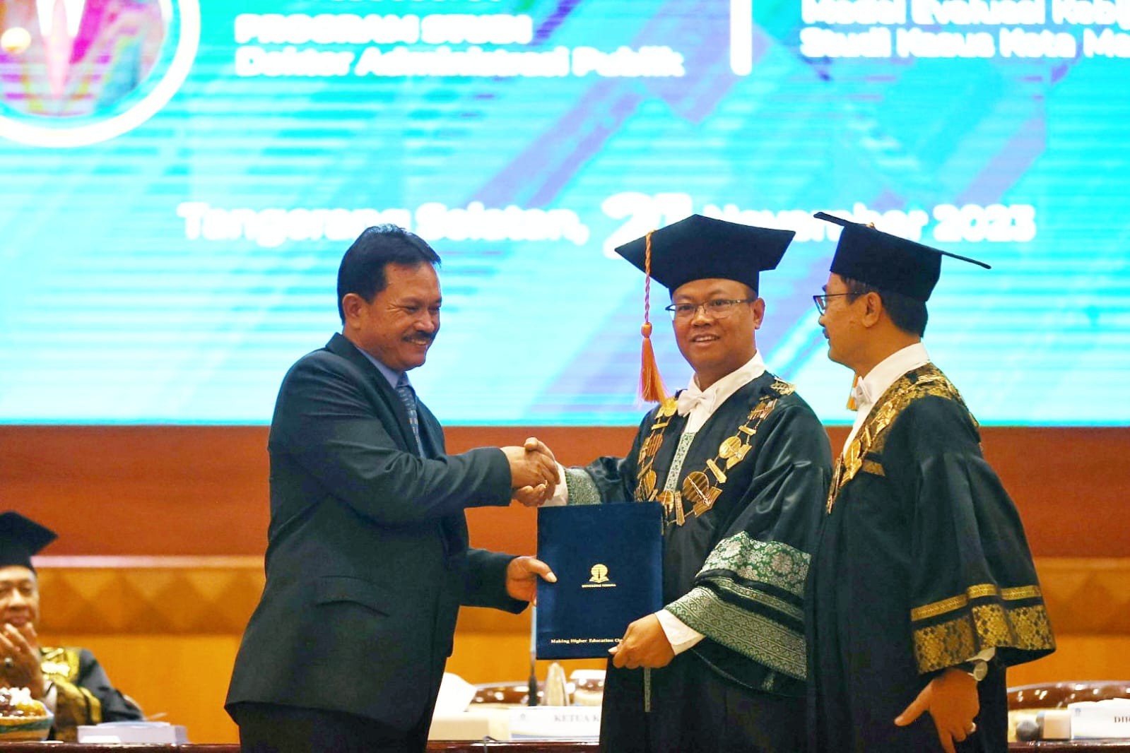 Foto utama berita: SAH! Wali Kota Maidi Resmi Sandang Gelar Doktor Smart City