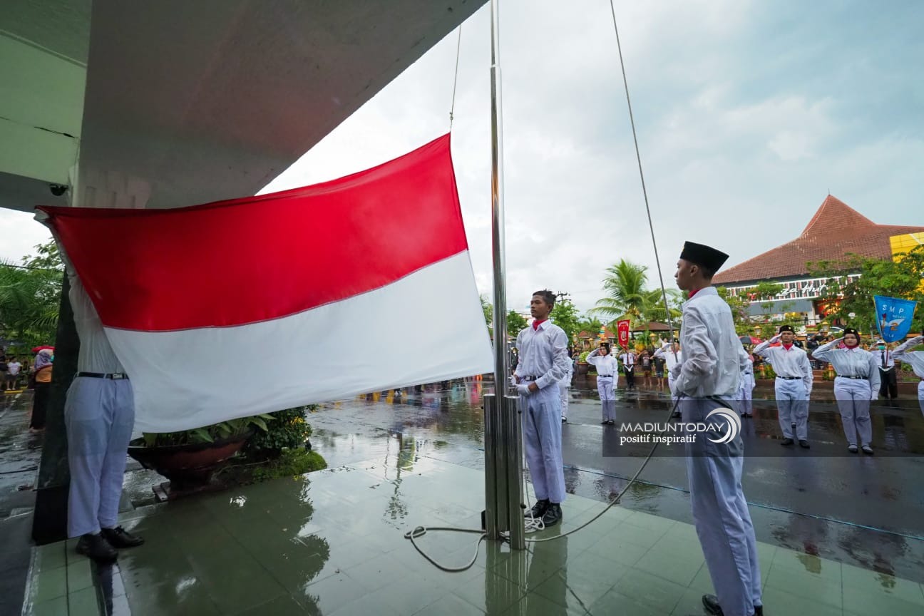 Foto 4 dari 8: Hujan Bukan Halangan, Peserta Parade Senja Tetap Tampil Menawan