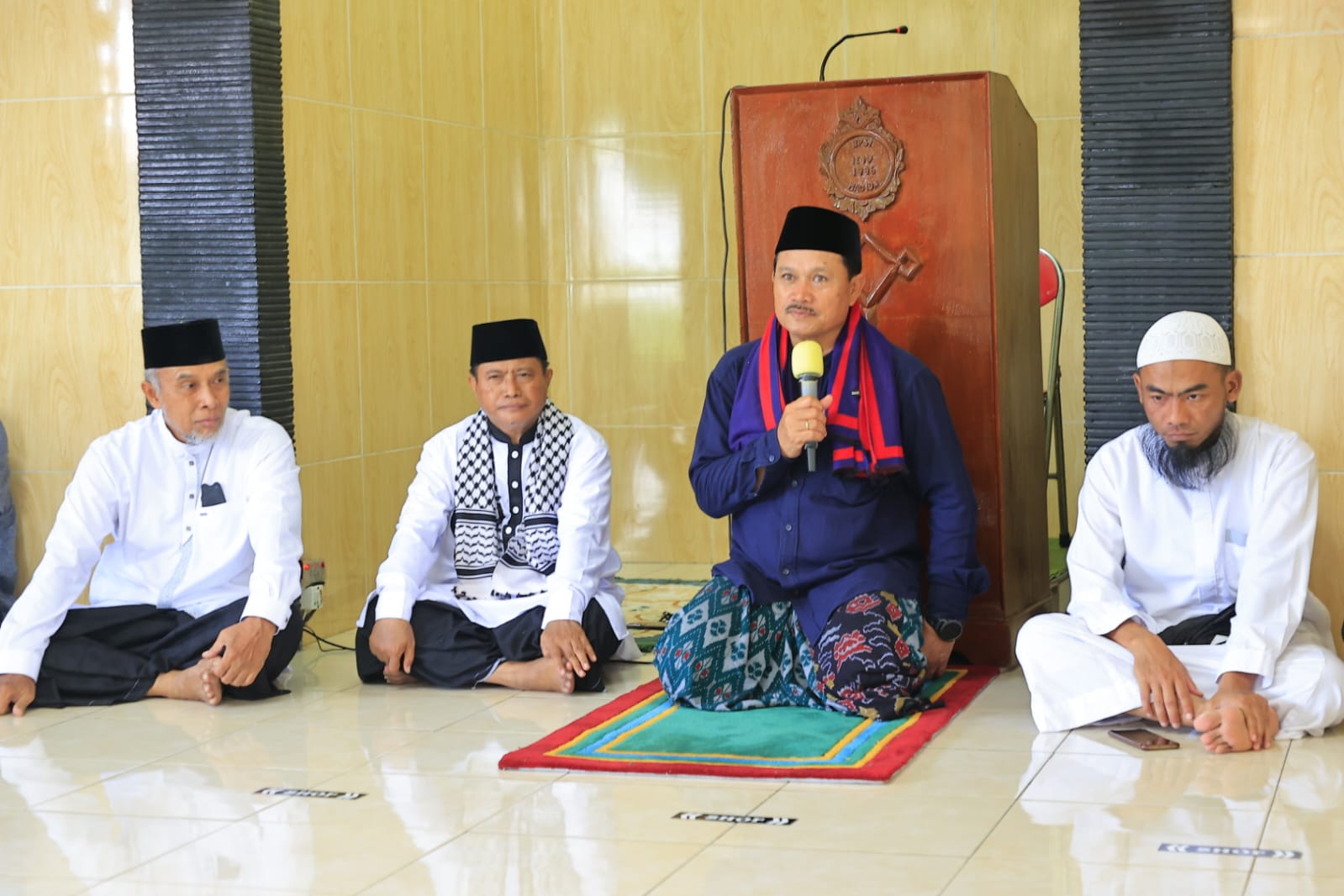 Foto utama berita: Salat Jumat di Masjid Al Falah, Wali Kota Juga Sampaikan Rencana Pembangunan Usai Ibadah