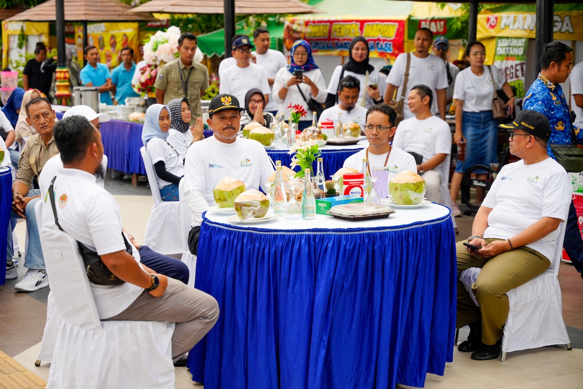 Foto 3 dari 8: Peduli Lingkungan, Pemkot - PLN Gelar Aksi Ambil Sampah Di PSC
