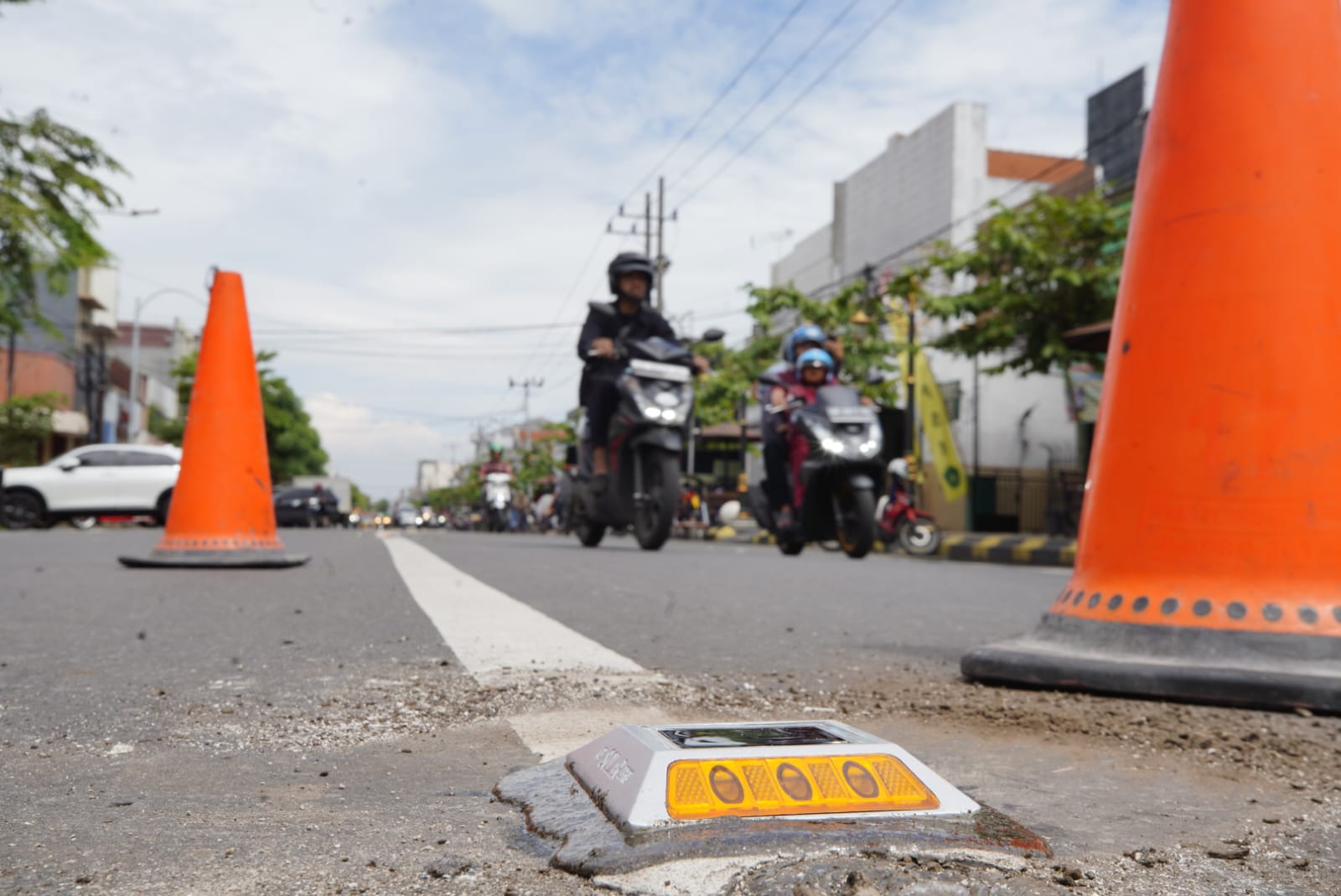 Foto 5 dari 6: Tingkatkan Keamanan Lalu Lintas, Dishub Tambah Road Stud Di Jantung Kota