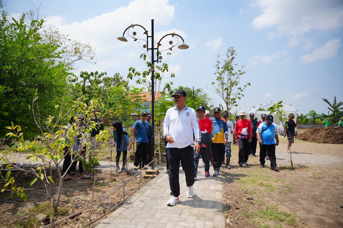 Foto 5 dari 7: Bersih-Bersih Di Kampung Tematik, Wali Kota Imbau Warga Jaga Lingkungan Agar Tetap Bersih