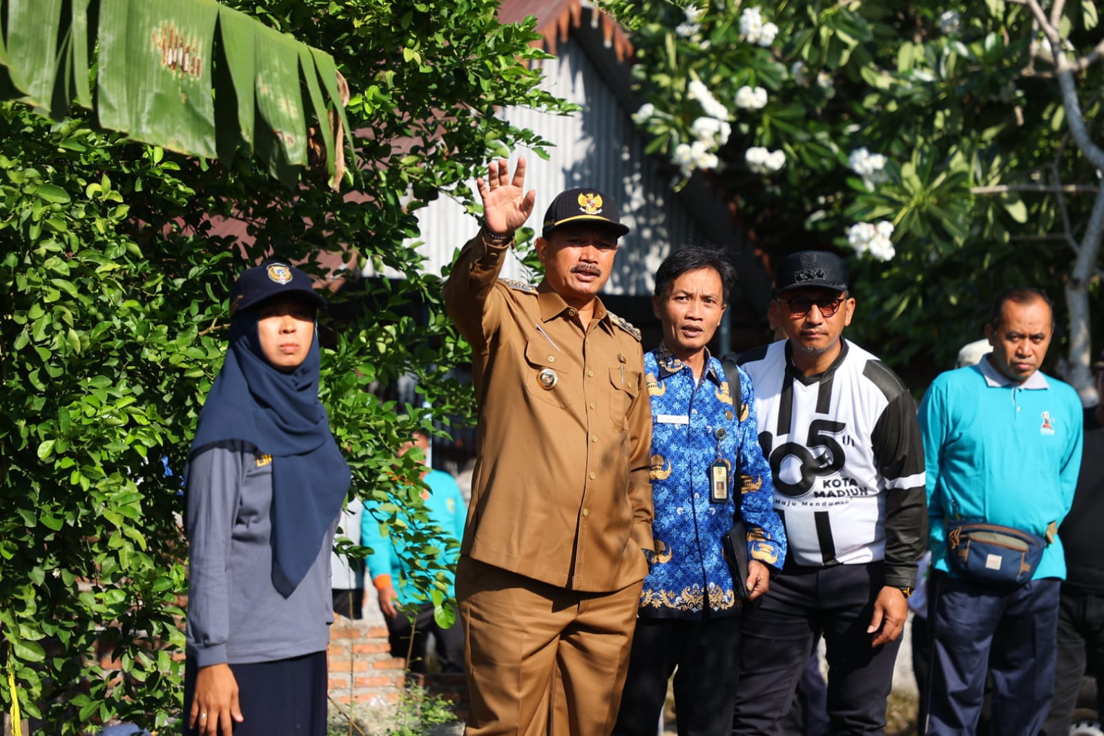 Foto 1 dari 9: Pimpin Kerja Bakti, Wali Kota Dr. Maidi Harap Lingkungan Sehat tidak Bawa Penyakit