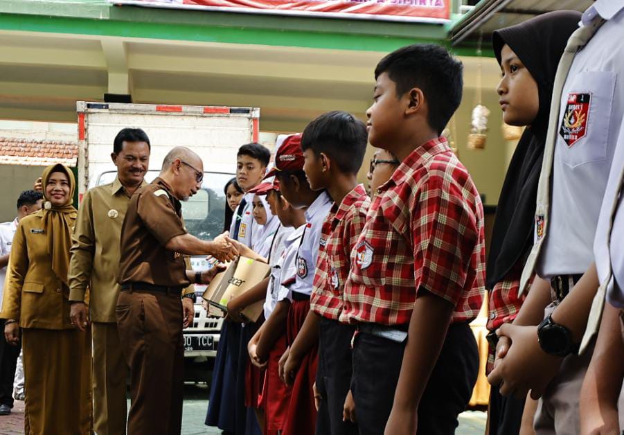 Foto 4 dari 9: Laptop Gratis Dibagikan Kepada Siswa, Wali Kota Harap Peningkatan SDM Berkualitas Di Kota Pendekar