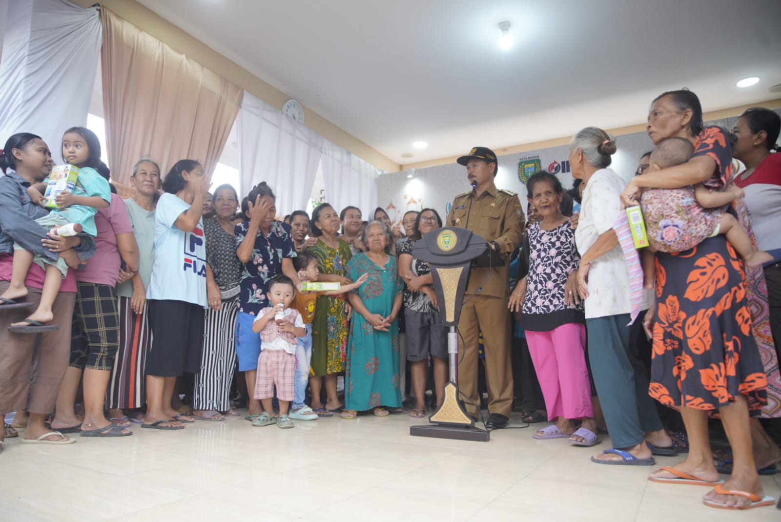 Foto 7 dari 9: Wali Kota Maidi Serahkan Bantuan CSR Hingga Buka Bazar Takjil Lapak UMKM