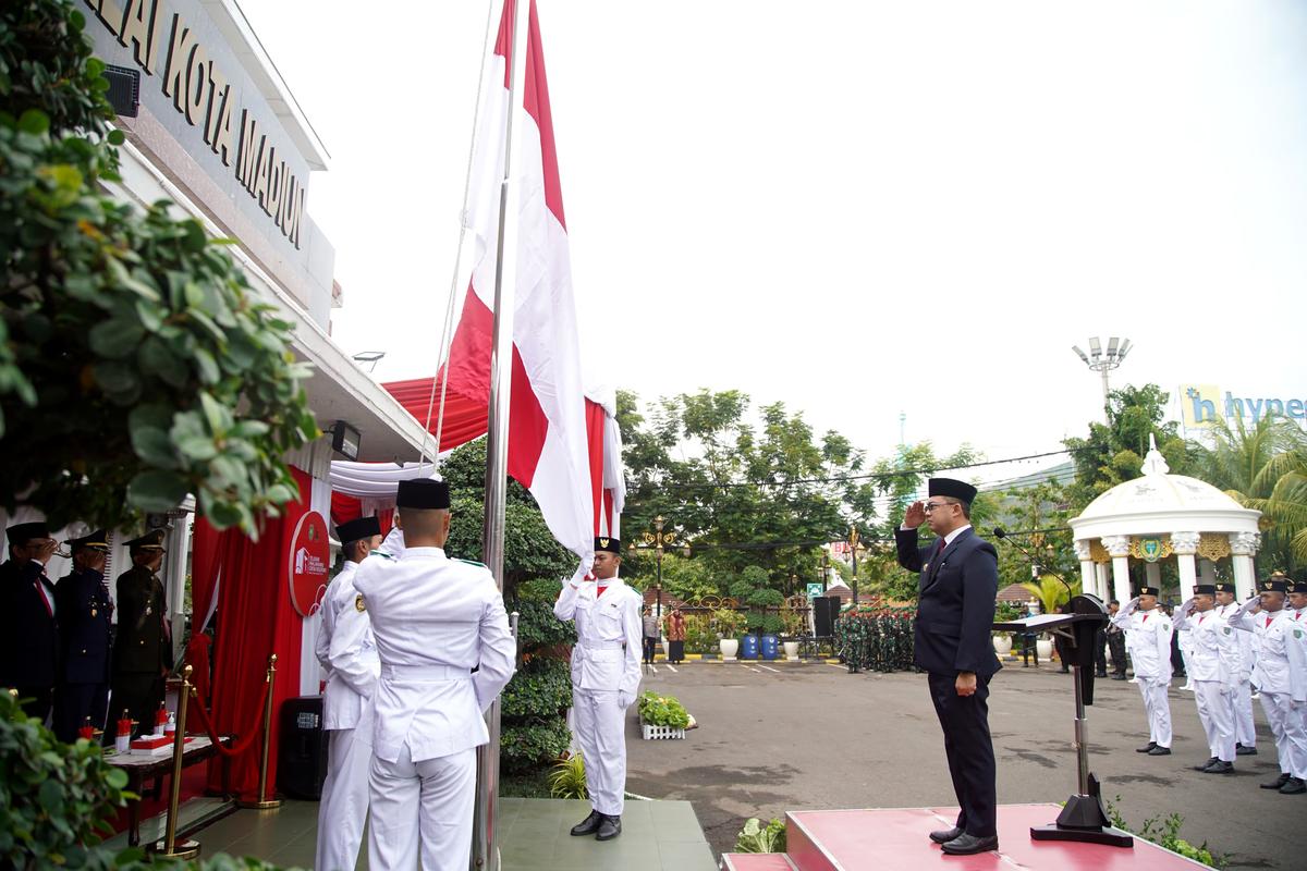 Foto 6 dari 13: Gelar Upacara Peringatan Hari Pahlawan, Pj Wali Kota Harap Jadi Penyemangat Peningkatan Pelayanan Publik Dan Pembangunan
