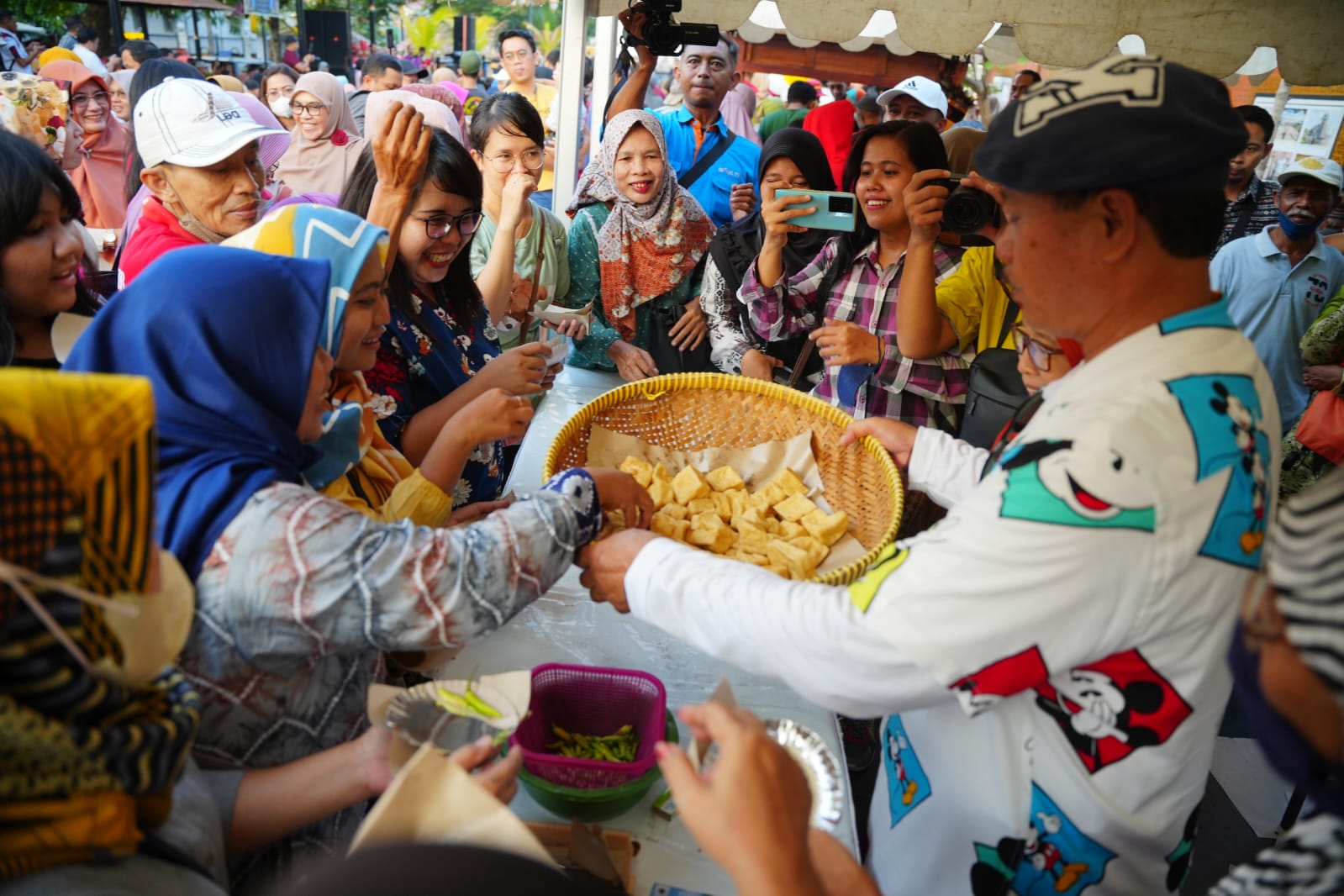 Foto 2 dari 5: Turut Meriahkan Hari Jadi, UMKM PRC Gelar Aksi Berbagi