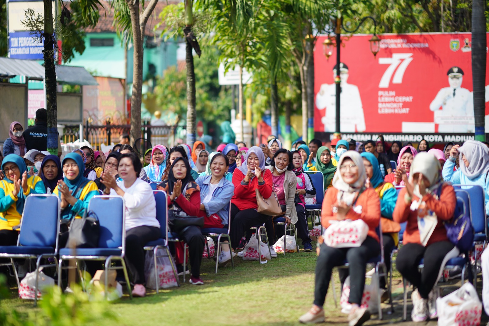 Foto 5 dari 10: Bertemu Warga di Kecamatan Manguharjo, Wali Kota: Kalau Ada Kesulitan Lapor ke Saya