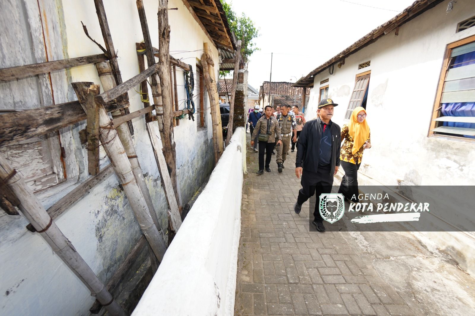 Foto 6 dari 8: Salurkan Bantuan Kursi Roda, Wali Kota Harap Jadi Semangat Warga Yang Membutuhkan